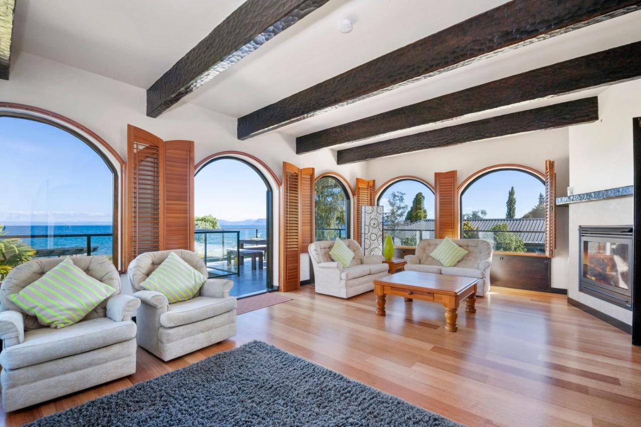 Lakefront Villa - Waitahanui Holiday Home المظهر الخارجي الصورة