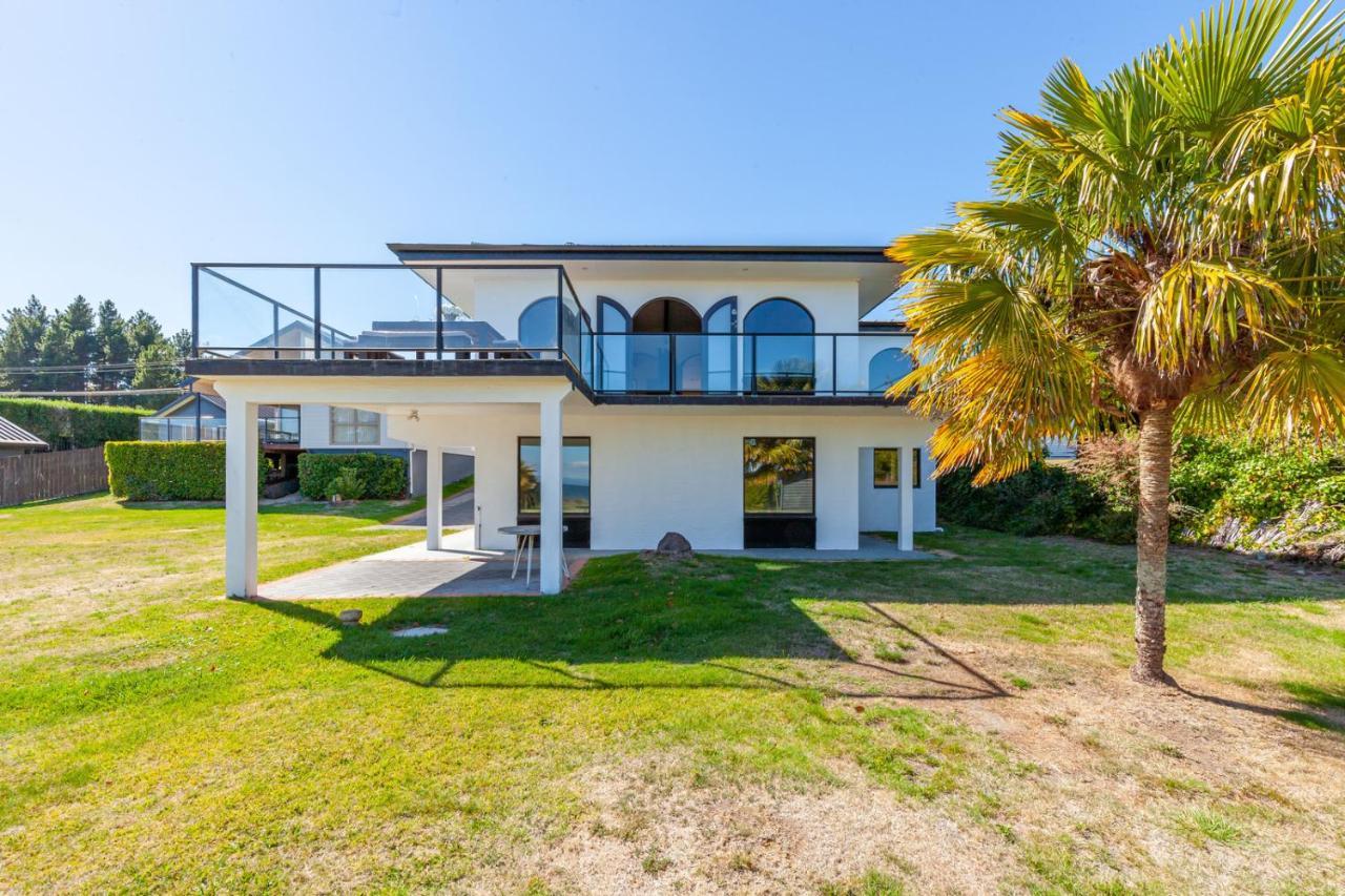 Lakefront Villa - Waitahanui Holiday Home المظهر الخارجي الصورة