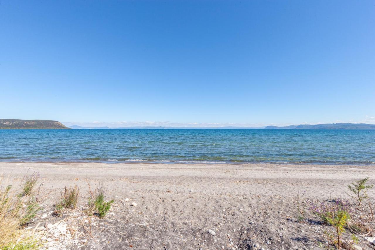 Lakefront Villa - Waitahanui Holiday Home المظهر الخارجي الصورة